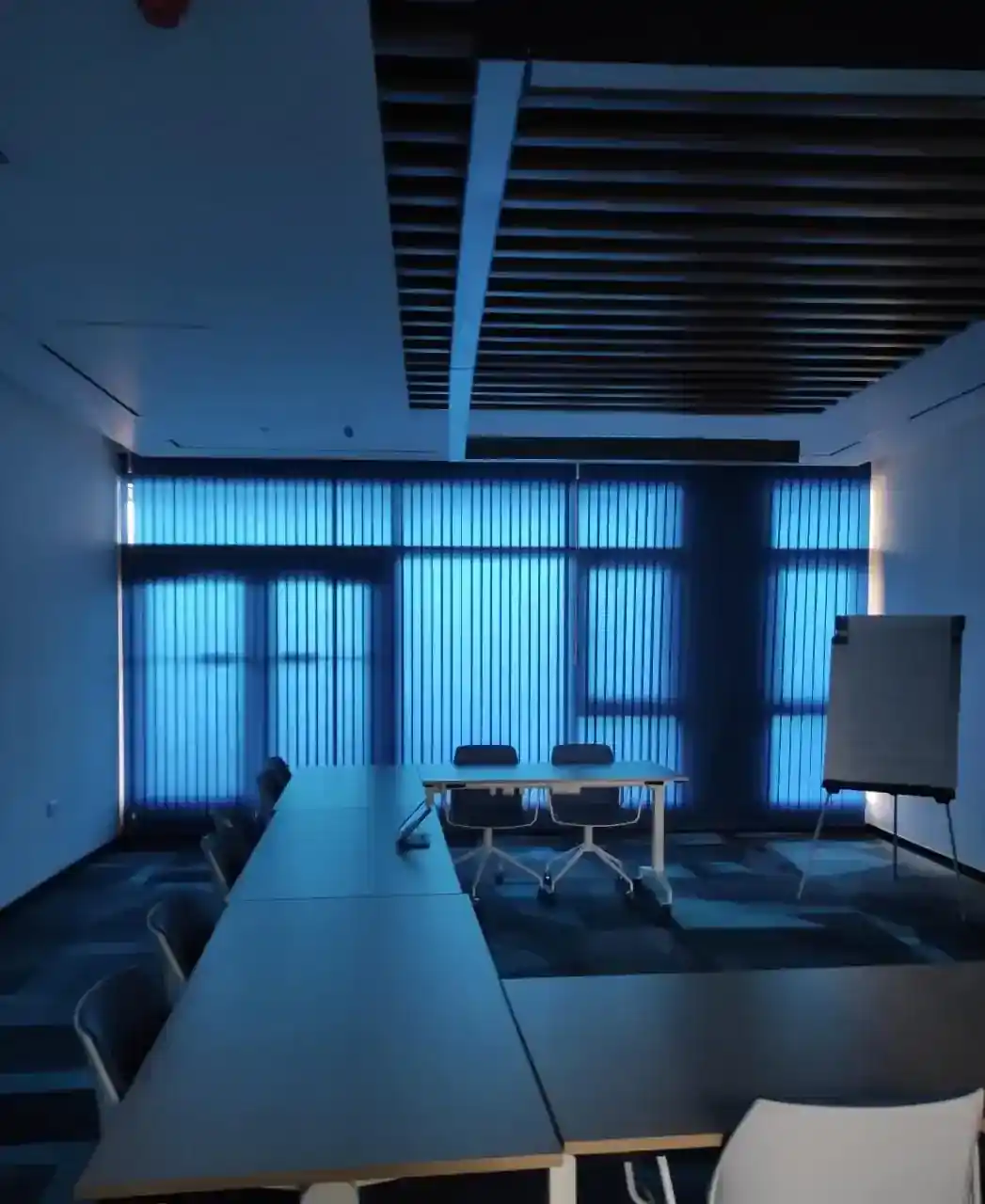Cortinas verticales instaladas en una sala de reuniones por Blinds Company