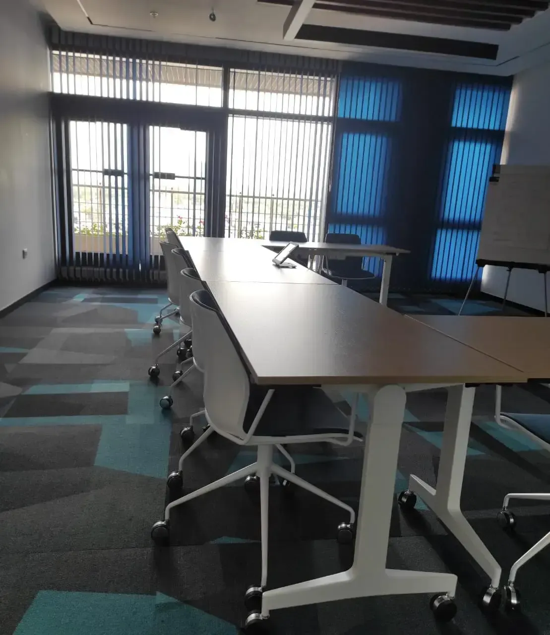 Instalación de cortinas verticales en oficina y sala de reuniones