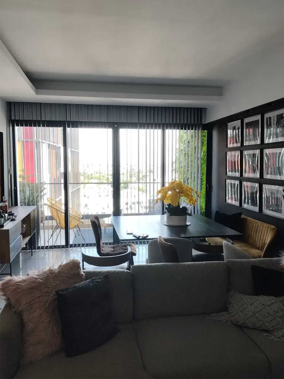 Cortinas verticales instaladas en sala comedor con ventanal en República Dominicana