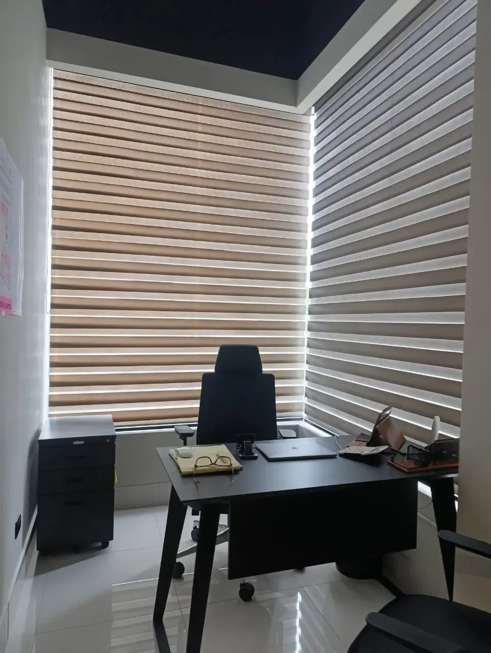 Cortinas Zebra instaladas en oficina de esquina