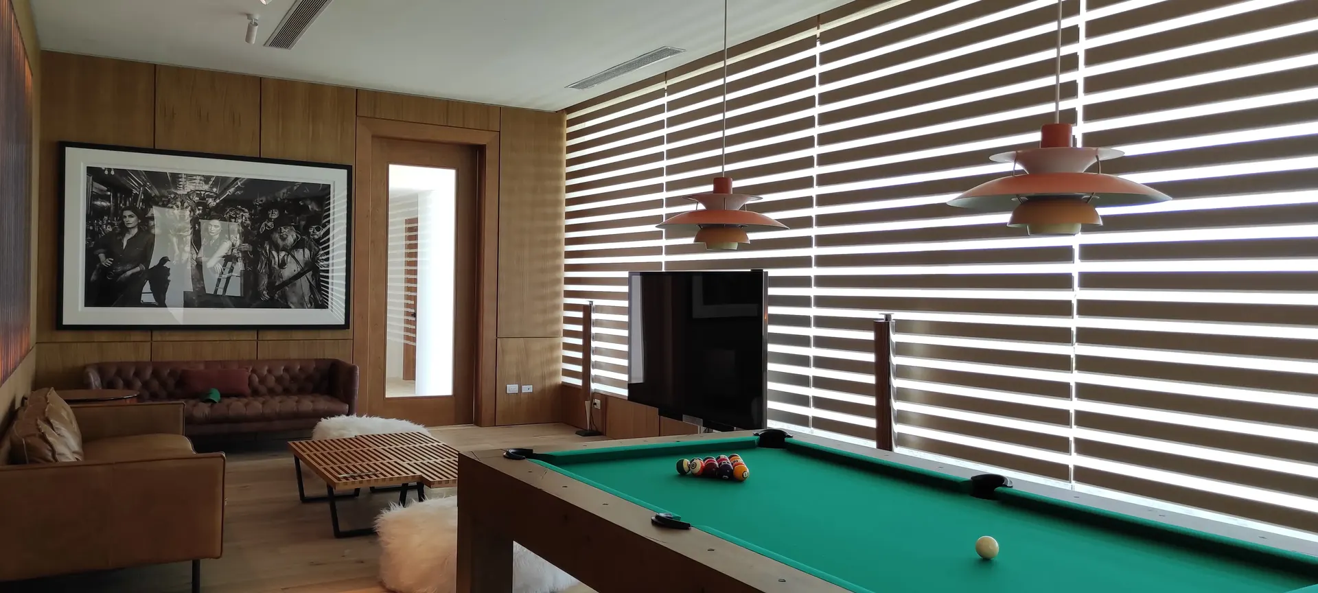 Cortinas Zebra instaladas en sala de juegos en Punta Cana