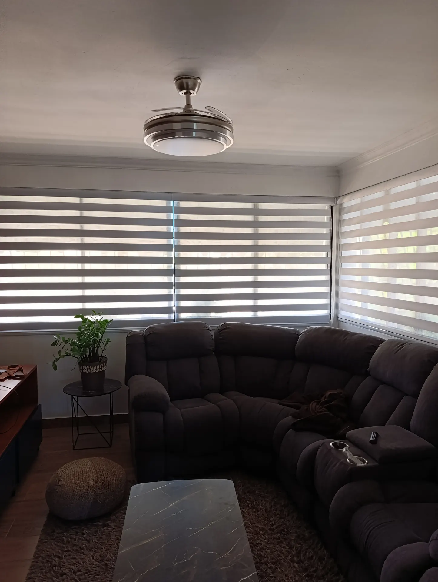 Cortinas Zebra instaladas en sala esquinera