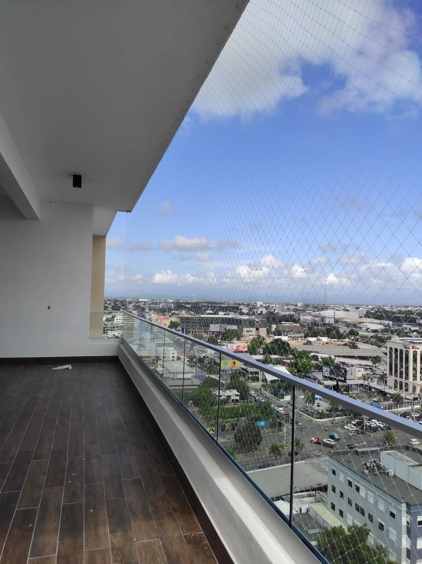 Mallas para balcones de nylon transparente instaladas por Blinds Company