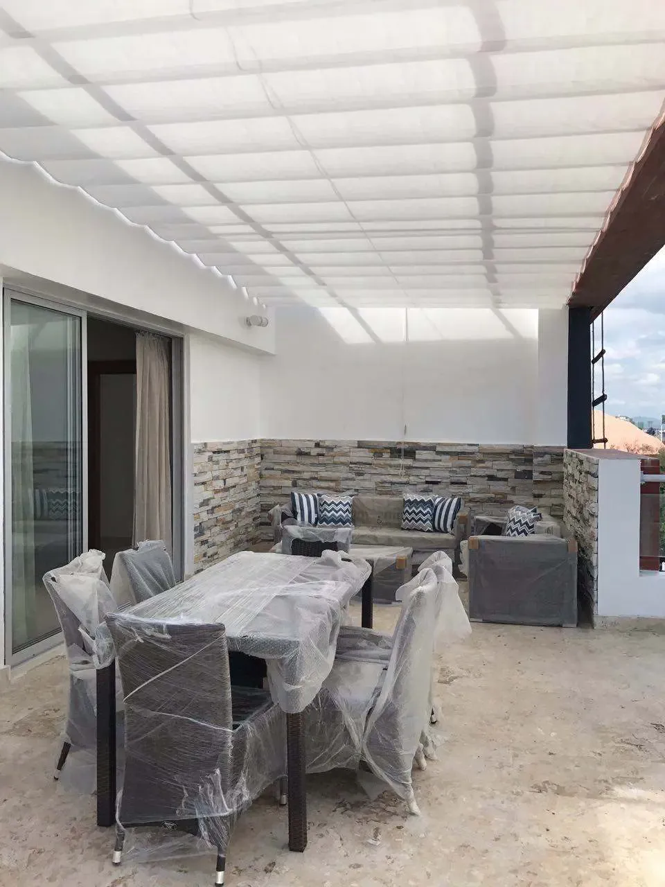 Palillería retráctil instalada en terraza en Santo Domingo