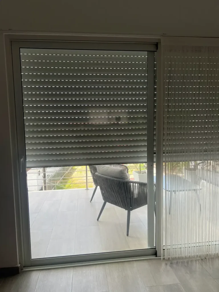 Instalación de Shutter enrollable realizada por Blinds Company en Las Terrenas