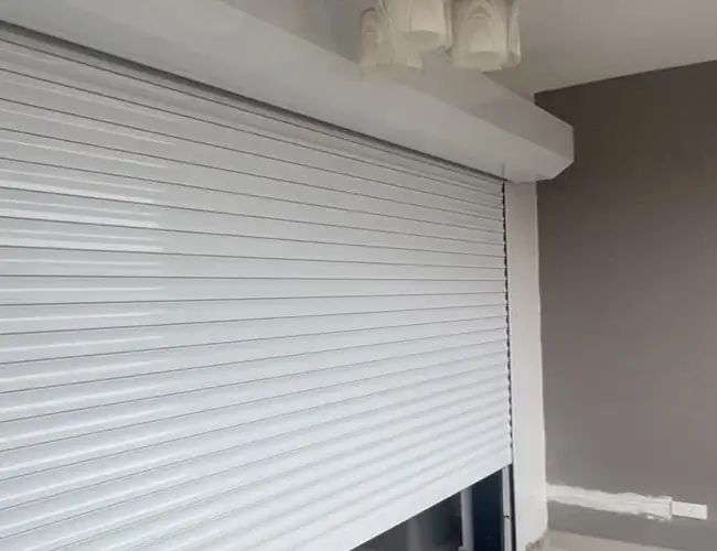 Shutter enrollable instalado por Blinds Company en Santo Domingo