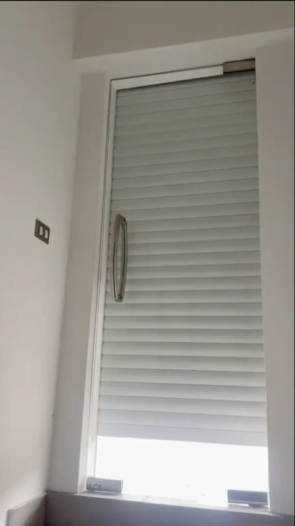 Proyecto de instalación de Shutter enrollable en ventana realizado por Blinds Company en Samaná