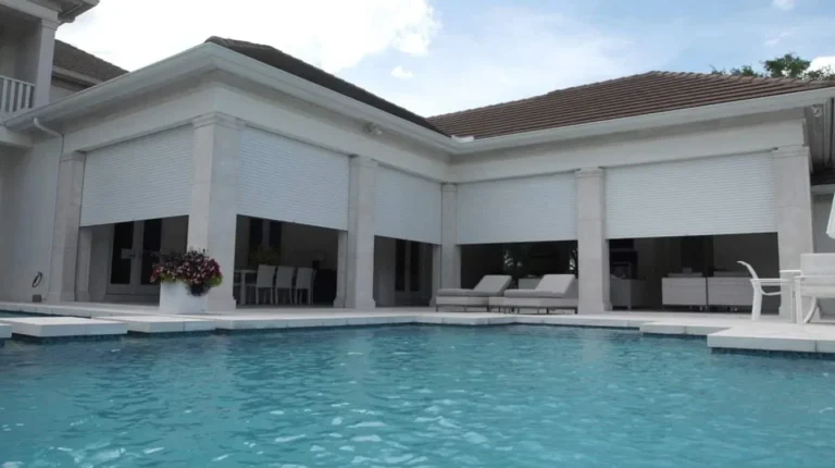 Instalación de Shutters eléctricos realizada por Blinds Company en casa de playa en Punta Cana