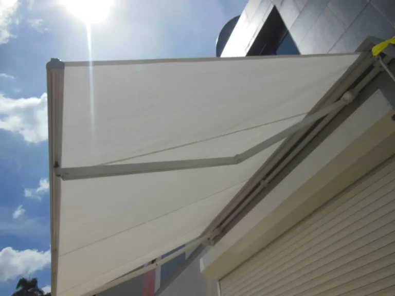 Detalle de brazos de toldo retráctil exterior instalado por Blinds Company
