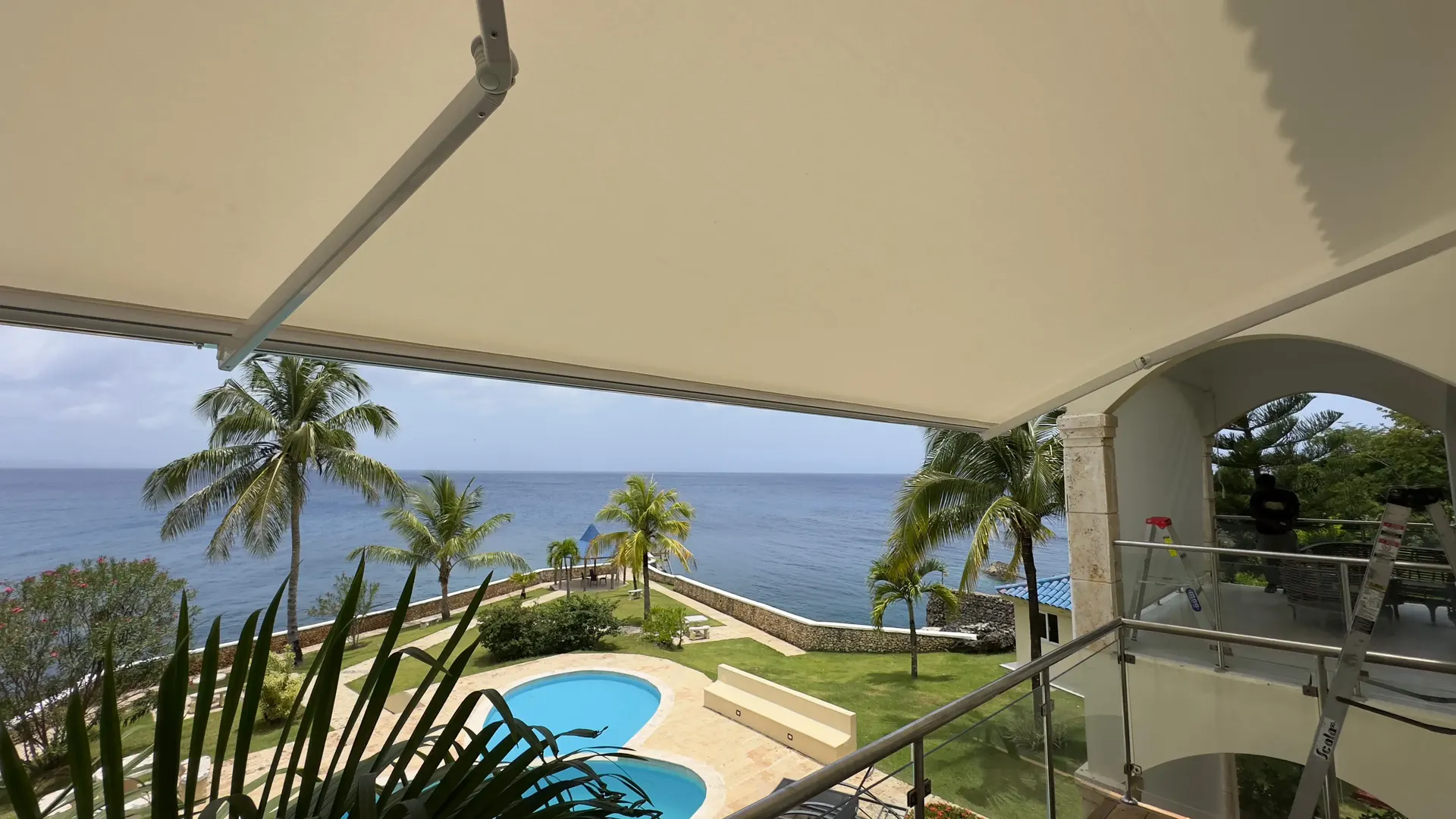Proyecto de toldo retráctil para terraza con piscina realizado por Blinds Company