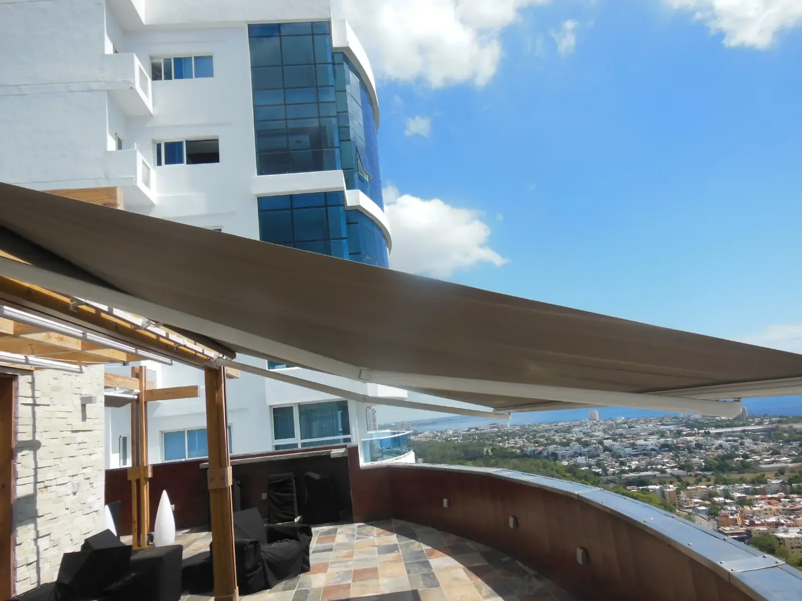 Proyecto de toldo retráctil instalado por Blinds Company en terraza de Torre Mar Azul, Santo Domingo
