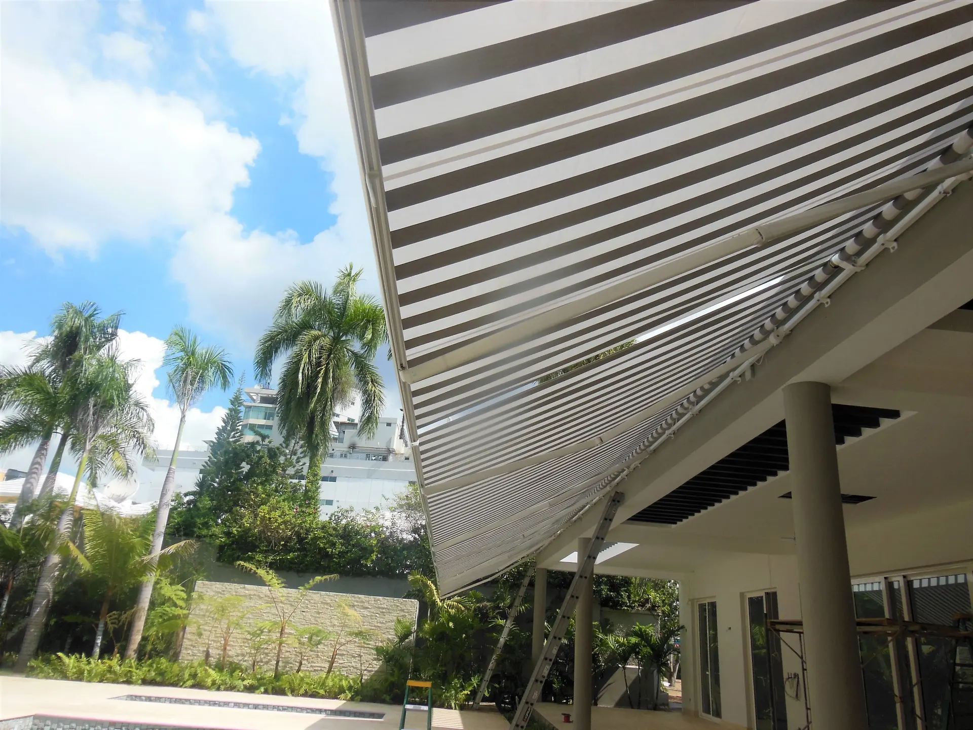 Instalación de toldo retráctil en terraza realizada por Blinds Company en Boca Chica