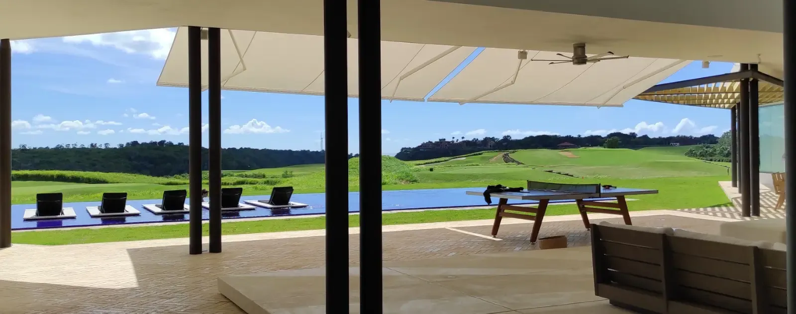 Proyecto de instalación de toldo retráctil en terraza con vista panorámica realizado por Blinds Company en Punta Cana