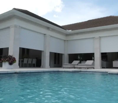 shutters-instalados-en-punta-cana-frente-una-piscina