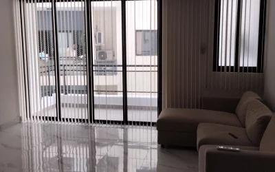 cortina-vertical-abierto-para-permitir-la-luz-y-mantener-la-privacidad