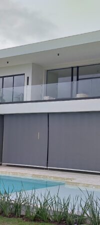 cortinas-permas-instalads-en-una-casa-lujoas-con-piscina cortinas-permas-instalads-en-una-casa-lujoas-con-piscina