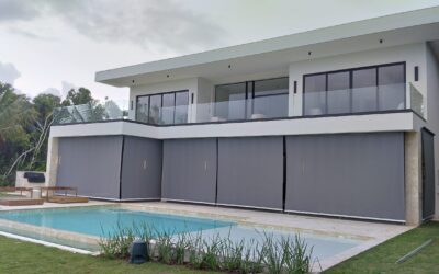 cortinas-permas-instalads-en-una-casa-lujoas-con-piscina