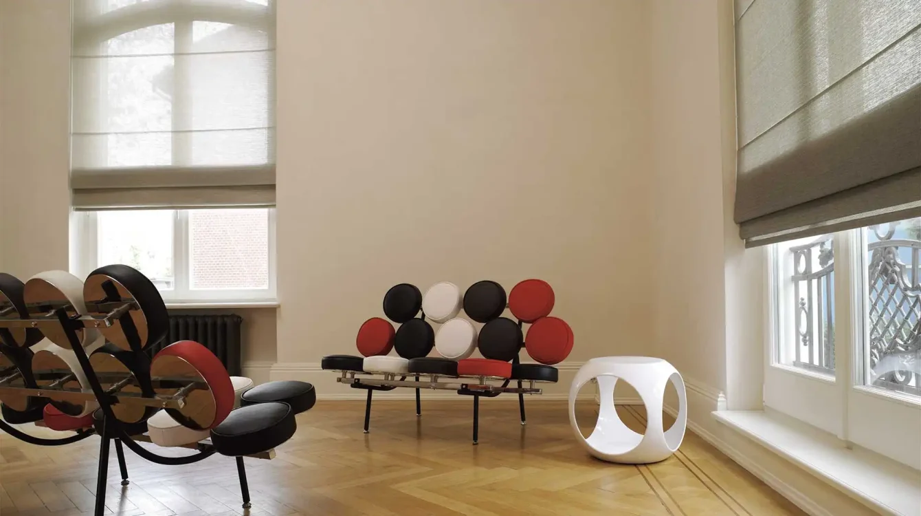 cortinas-romana-traslucidas-instaladas-en-una-sala