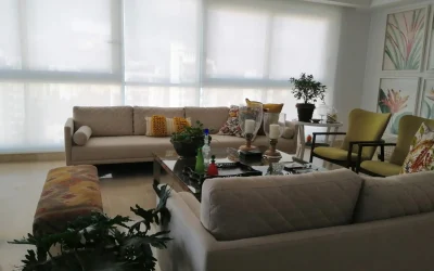 paneles-deslizante-instalados-por-blinds-company-en-una-sala