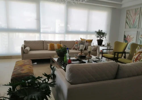 paneles-deslizante-instalados-por-blinds-company-en-una-sala paneles-deslizante-instalados-por-blinds-company-en-una-sala