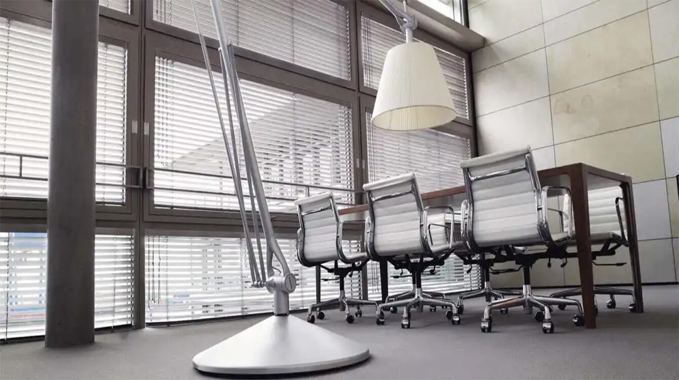 cortinas-venecianas-gris-isntaladas-en-una-oficina-moderna cortinas-venecianas-gris-isntaladas-en-una-oficina-moderna
