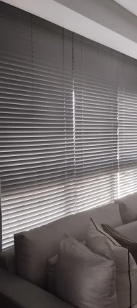 cortinas-venecianas-de-aluminio cortinas-venecianas-de-aluminio-instaladas-en-ventanal-de-una-sala
