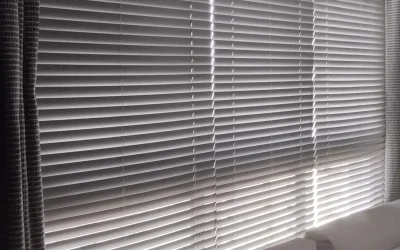 cortinas-venecianas-de-aluminio-instaladas-en-ventanal-de-una-sala