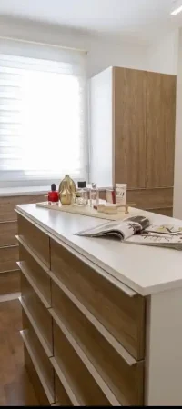 cortina-zebra-traslucida-instalada-en-un-walk-in-closet cortina-zebra-traslucida-instalada-en-un-walk-in-closet