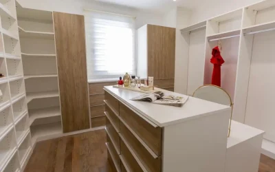 cortina-zebra-traslucida-instalada-en-un-walk-in-closet