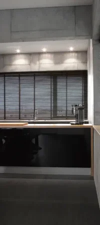 cortinas-venecianas-de-aluminio-gris-en-oficina cortinas-venecianas-de-aluminio-gris-en-oficina