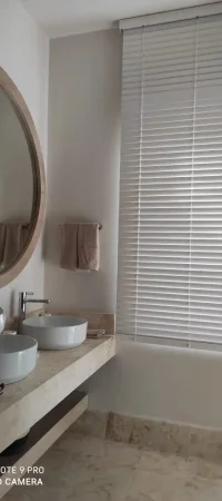 cortina-veneciana-pvc-color-blanco-instalada-en-un-baño-por-blinds-company cortina-veneciana-pvc-color-blanco-instalada-en-un-baño-por-blinds-company