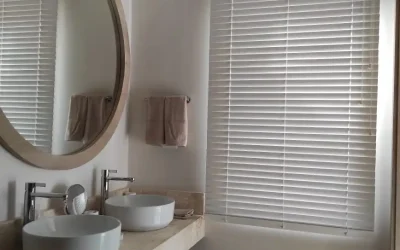 cortina-veneciana-pvc-color-blanco-instalada-en-un-baño-por-blinds-company
