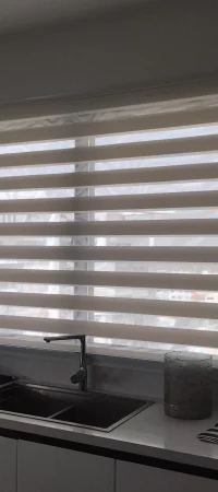 cortina-zebra-con-tela-pvc-instalado-en-una-ventana-sobre-el-fregadero-de-una-cocina cortina-zebra-con-tela-pvc-instalado-en-una-ventana-sobre-el-fregadero-de-una-cocina