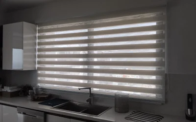 cortina-zebra-con-tela-pvc-instalado-en-una-ventana-sobre-el-fregadero-de-una-cocina