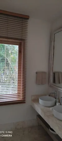 cortina-vertical-de-madera-en-un-baño cortina-vertical-de-madera-en-un-baño-de-un-hogar