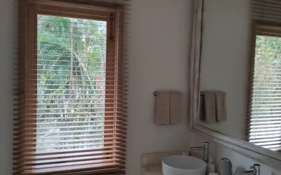cortina-vertical-de-madera-en-un-baño-de-un-hogar