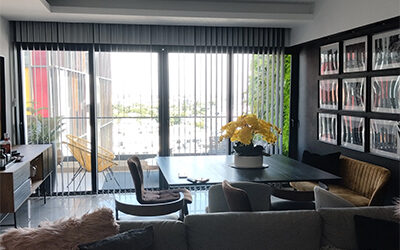 cortinas-verticales-instaladas-en-la-sala-de-un-hogar