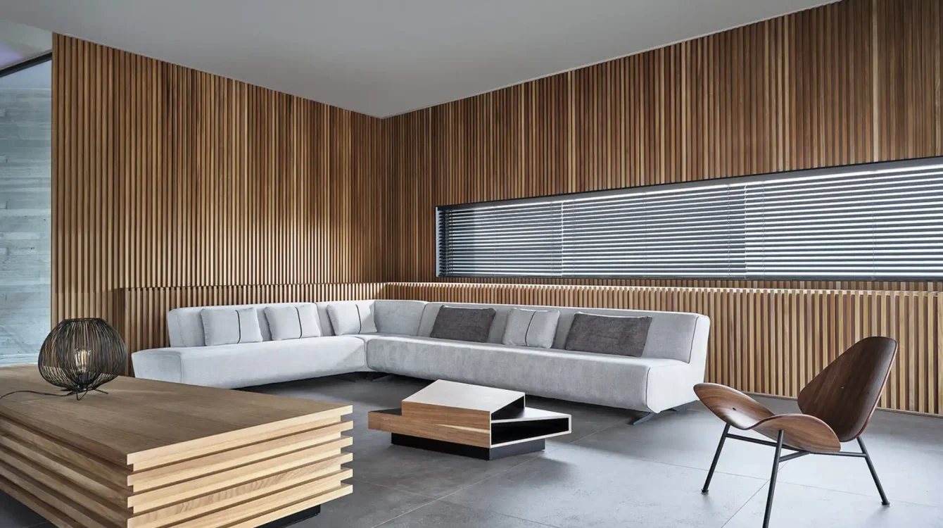 cortinas-venecianas-de-madera-instaladas-en-una-ventana-de-un-estudio cortinas-venecianas-de-madera-instaladas-en-una-ventana-de-un-estudio
