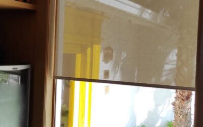 Cortina Enrollable Traslúcida frente a un ventanal para dar privacidad