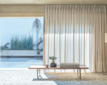 cortina-tachonada-color-crema-instalada-a-techo