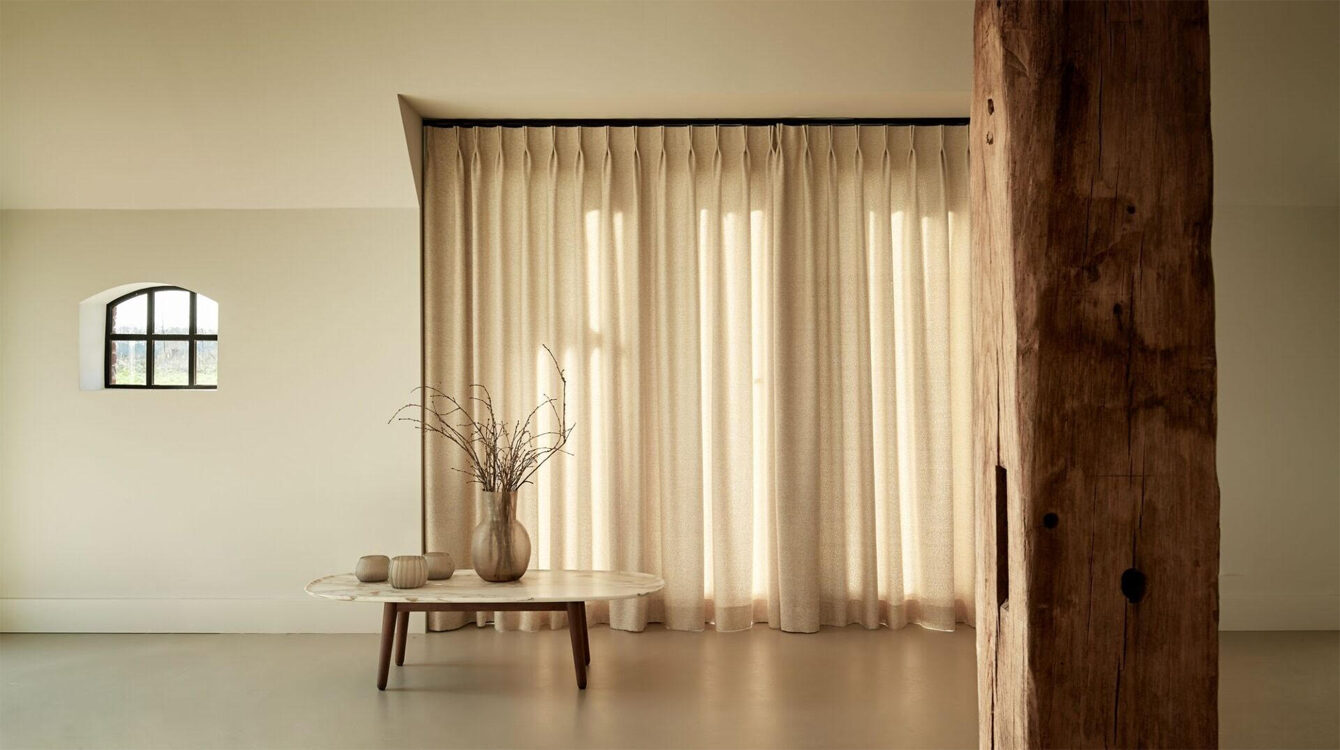 cortina-tachonada-transparente-decorativa-y-moderna