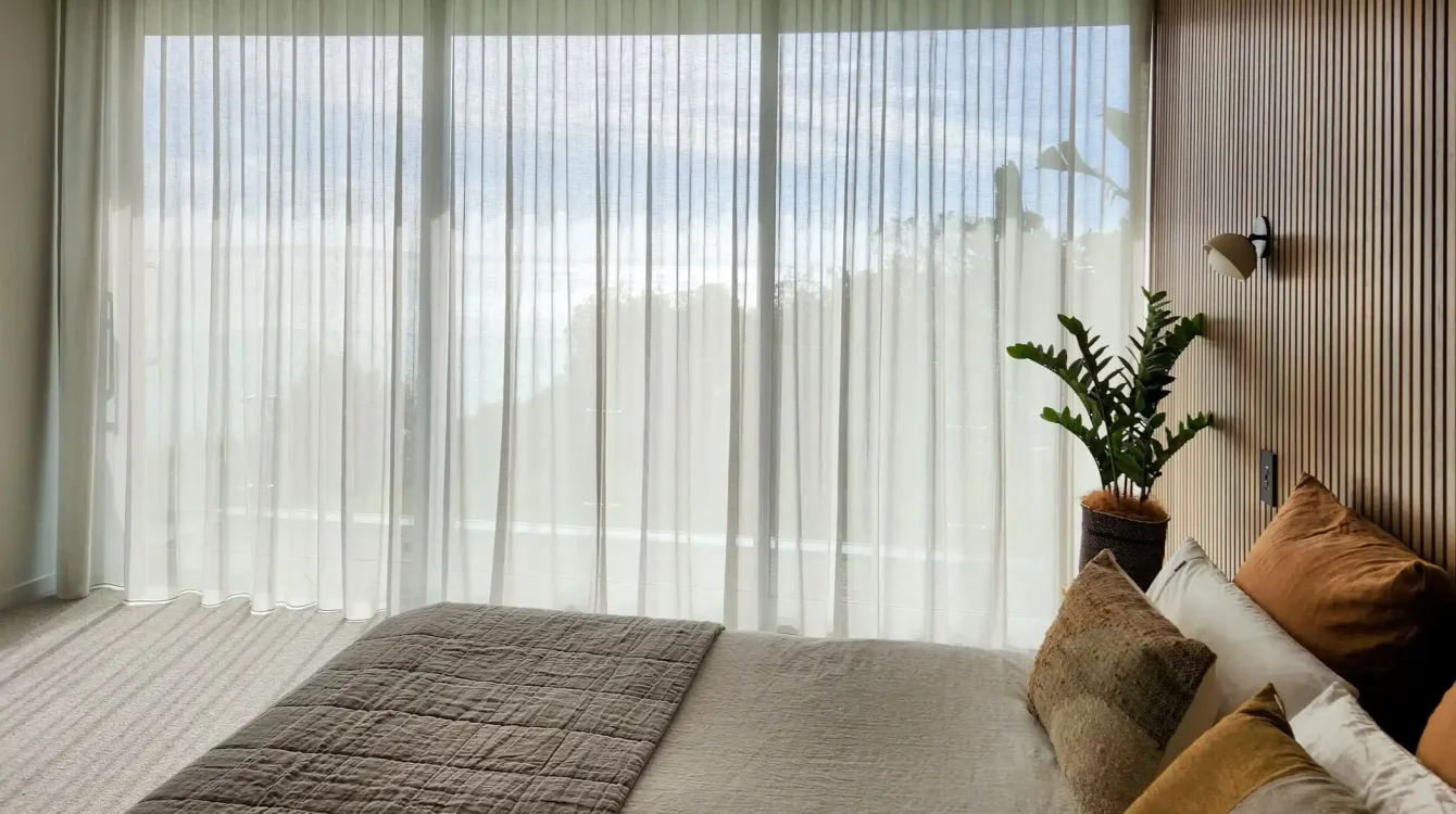 cortinas-con-tachones-con-tela-transparente-instalada-en-un-ventanal Cortinas con Tachones con tela Transparente instalada en un ventanal