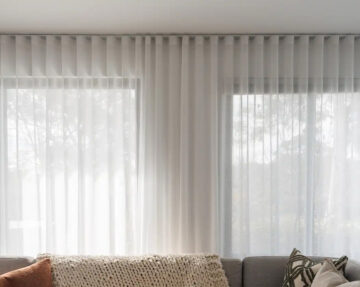 Cortinas de Ondas Perfectas de tela Traslúcida instalada detrás de un sofá