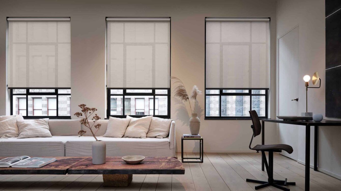 cortinas-enrollables-en-la-sala-de-un-hogar cortinas-enrollables-en-la-sala-de-un-hogar
