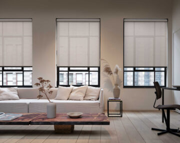 cortinas-enrollables-en-la-sala-de-un-hogar