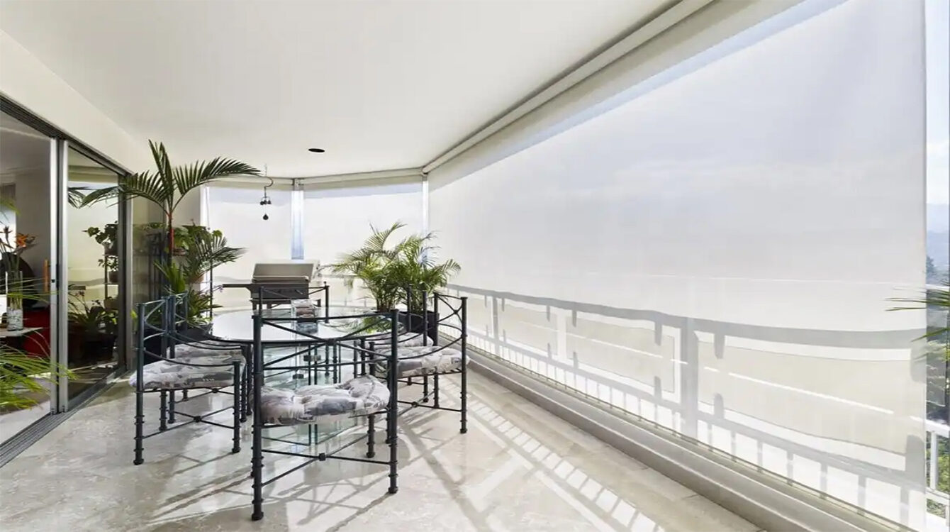 cortinas-perma-con-gancho-instaladas-en-el-balcon cortinas-perma-con-gancho-instaladas-en-el-balcon