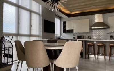 Cortinas Roller Traslúcidas instaladas en un comedor de un hogar