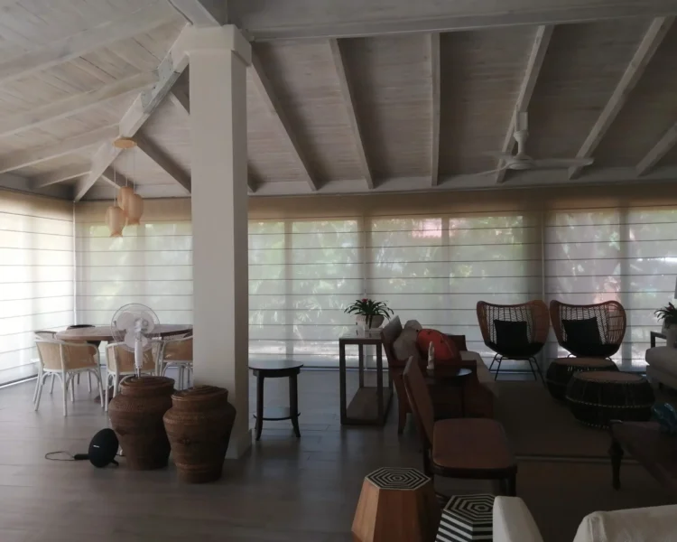 roman-shade-instaladas-en-un-espacio-grande-con-muchas-ventanas roman-shade-instaladas-en-un-espacio-grande-con-muchas-ventanas