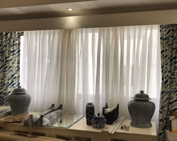 cortinas-tachonadas-instaladas-juntas-en-una-sala cortinas-tachonadas-instaladas-juntas-en-una-sala