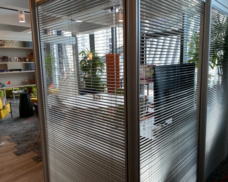 cortinas-venecianas-de-aluminio-instaladas-por-blinds-company